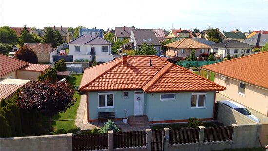 Na predaj 4 izbový rodinný dom, 605m pozemok, dvojgaráž, upravená záhrada /Rajka/
